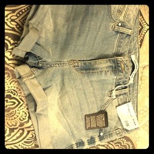 Size 7 Jean jegging (missing button)